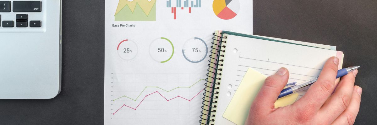 Dekorativ bild som visar diagram och en blå kalkylator