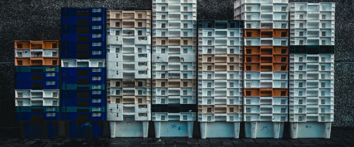 Bild på lådor staplade på varandra