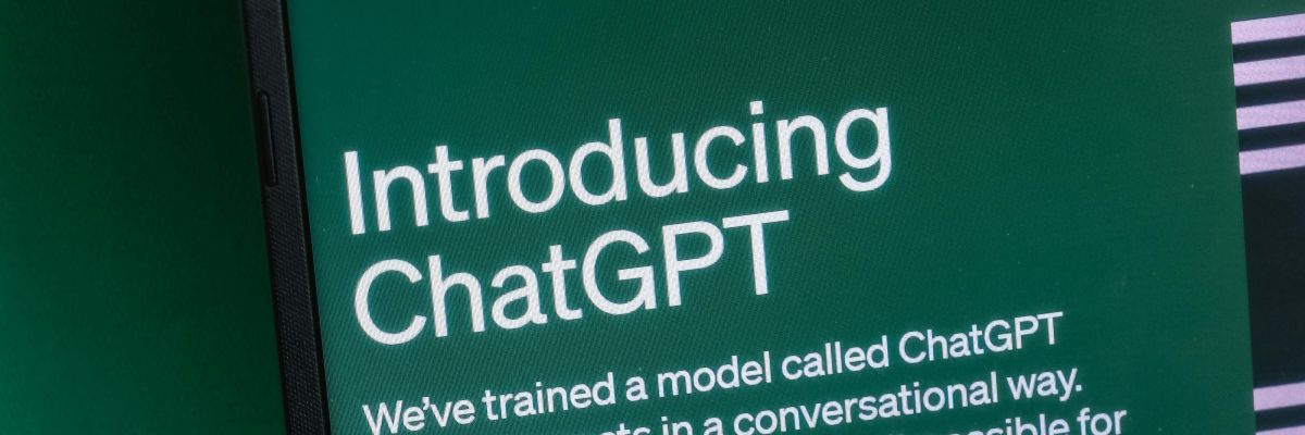 Introduktion till ChatGPT med vit text mot grön bakgrund
