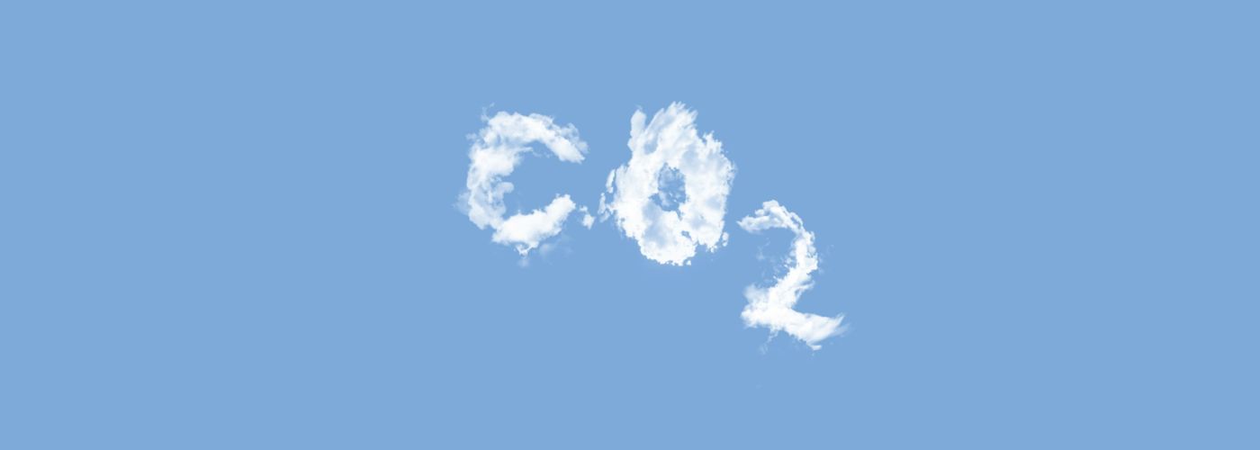 En himmelsblå bakgrund med ord i molnlik stil som formar CO2